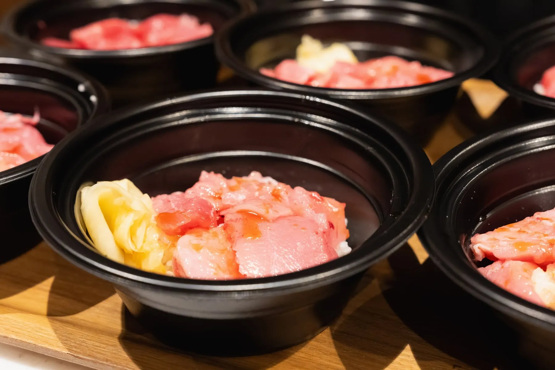 マグロの切り身を盛りつけた海鮮丼
